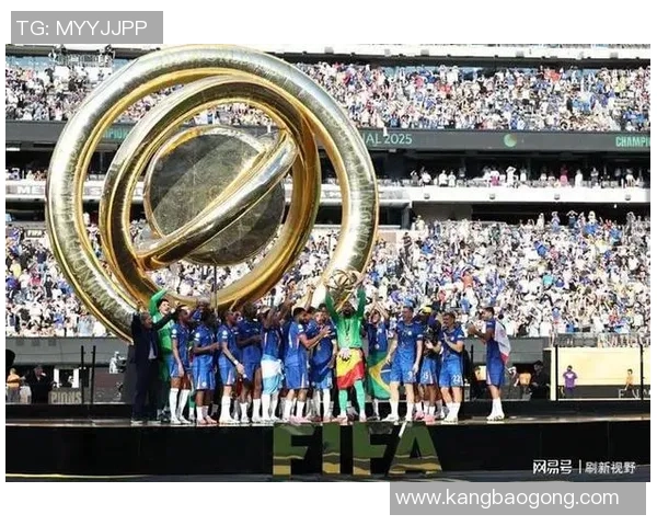 紫灰色的足球明星在绿茵场上的传奇故事与荣耀时刻